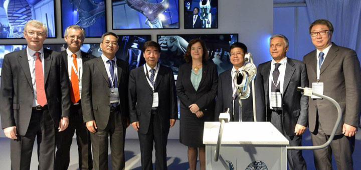 Attendees_at_launch_of_MICHELIN_soles